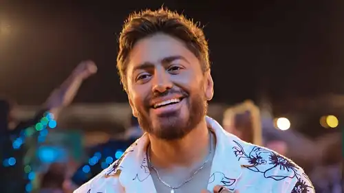 تامر حسني يتحدث عن الأبوة ويشارك فيديو كليب لـ"عايزك توعديني"