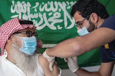 حاج يحصل على اللقاح
