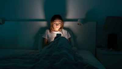 كيف يؤثر هاتفك على ساعات نومك وجودته؟