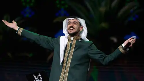كعكة وتبريكات.. كيف احتفل جمهور عايض بزواجه في الرياض؟