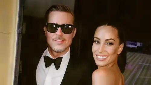 براد بيت وإينيس دي رامون يعلنان علاقتهما رسميًا