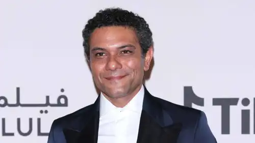 آسر ياسين وزوجته يفاجئان عروسين برقصة في أحد شوارع القاهرة
