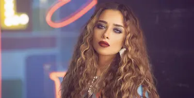بلقيس تتألق بتصميم أماتو.. وعلامات حملها واضحة!