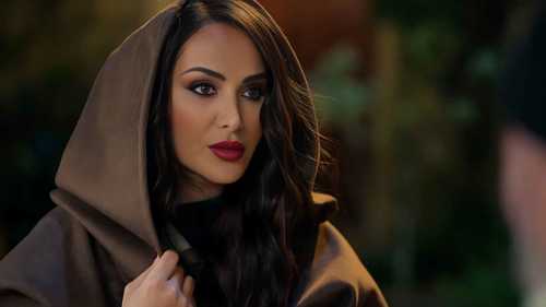 قمر خلف تتصدر الترند بشخصية "فاتنة" في مسلسل "مولانا"