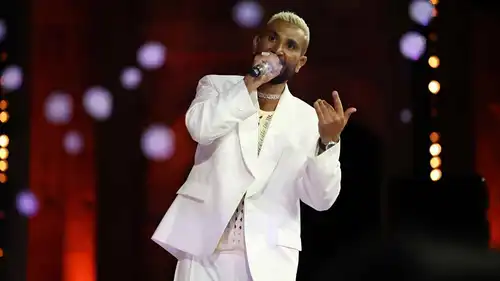 أحمد سعد يقفز ويرقص على مسرح جرش احتفالا بتحقيق حلم حياته