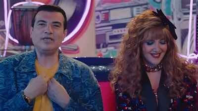 إيهاب توفيق يعيد أجواء التسعينيات في "عايشة الدور" (فيديو)