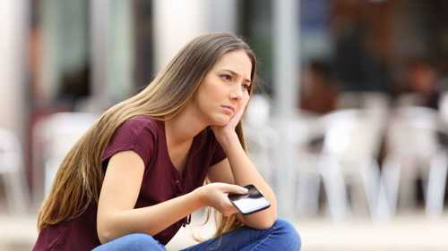 دراسة: العلاقات عبر الإنترنت أقل سعادة