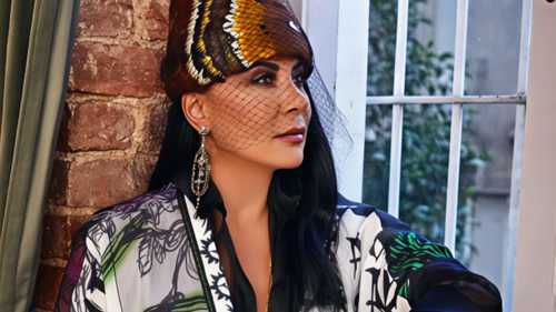 رحلة أمل أزهري... حين يتحوّل الحلم إلى عباءة تعكس التفرّد