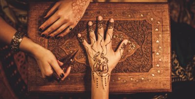 نقش الحناء.. زينة الجدات بروح عصرية تأسر قلوب الفتيات!