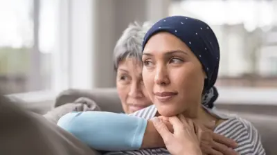 سيدة مصابة بسرطان الثدي