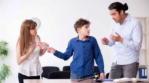 المخاطر النفسية لتحميل الطفل دور الحكم بين الوالدين