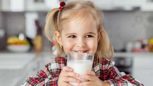 أضرار كثرة شرب الأطفال للحليب