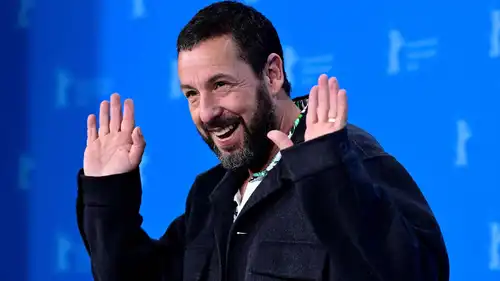 الممثل الأمريكي آدم ساندلر خلال جلسة تصوير لفيلم "رائد الفضاء" الذي عُر